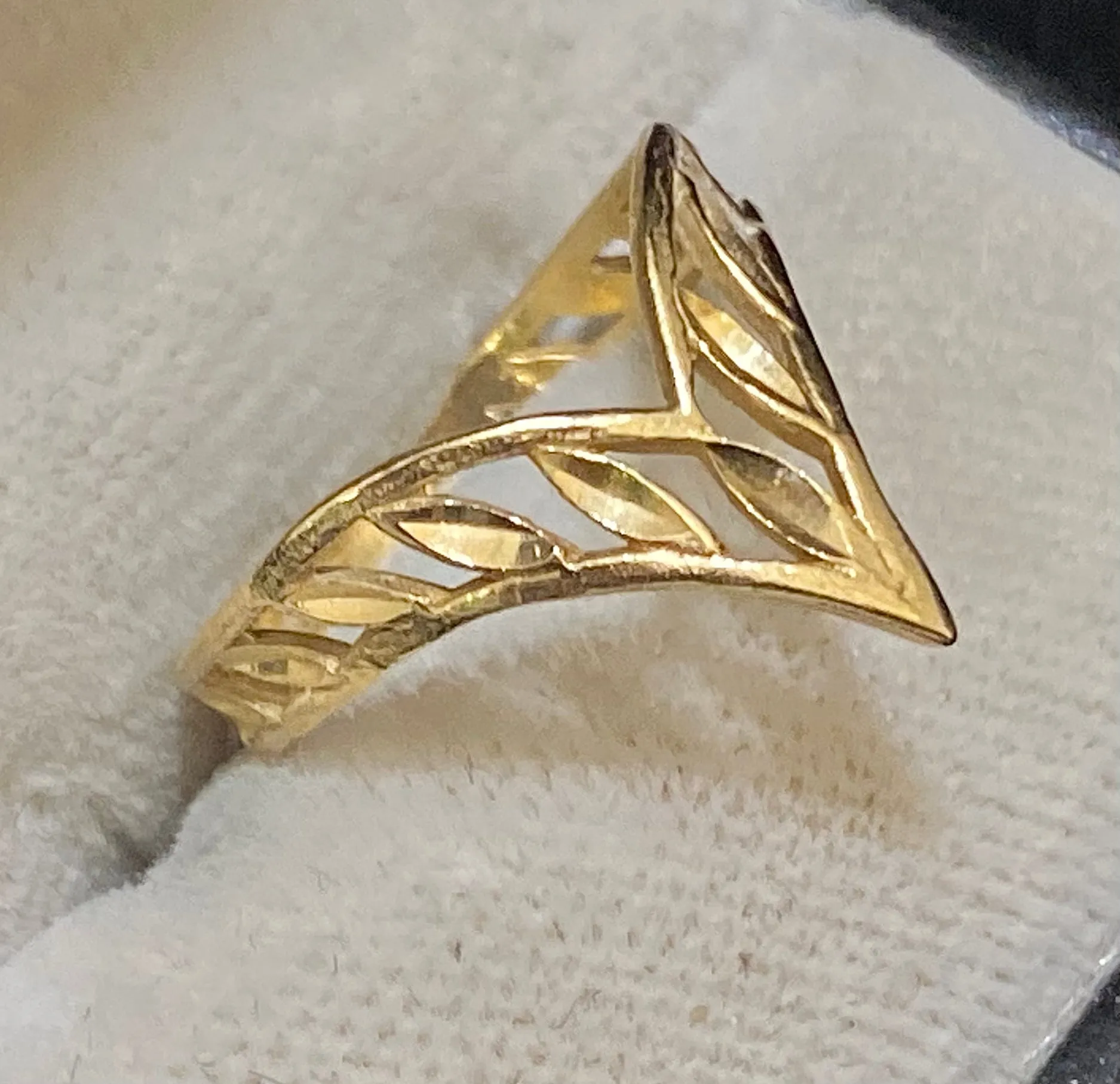 Beautiful Unique Solid Yellow Gold Handcrafted Ring - $2K Appraisal Value w/CoA}