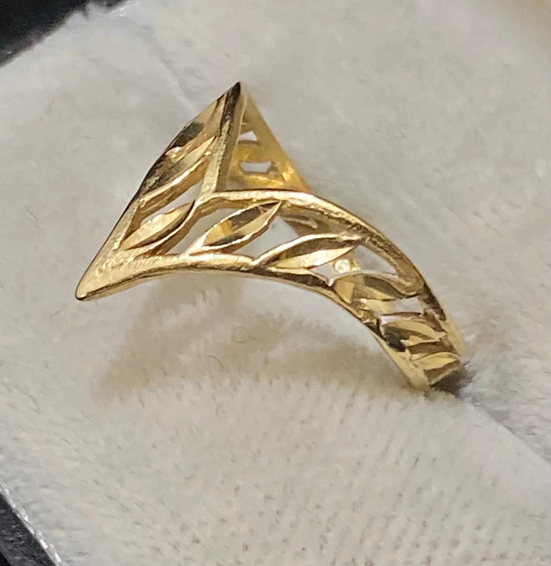 Beautiful Unique Solid Yellow Gold Handcrafted Ring - $2K Appraisal Value w/CoA}