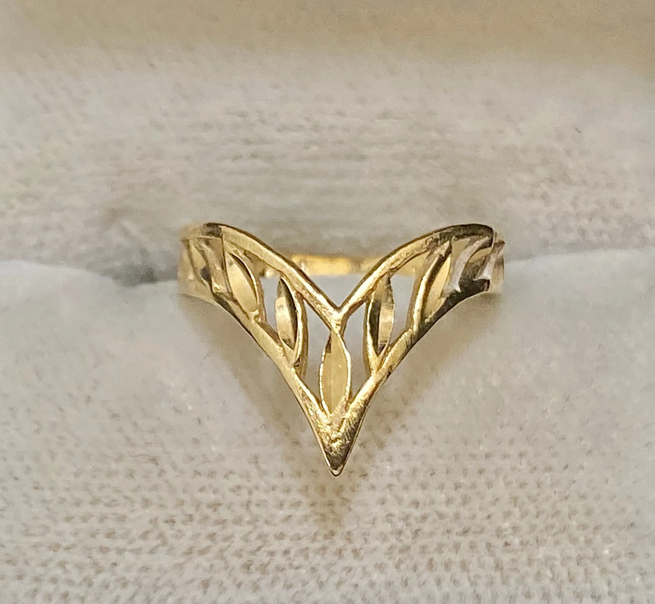 Beautiful Unique Solid Yellow Gold Handcrafted Ring - $2K Appraisal Value w/CoA}